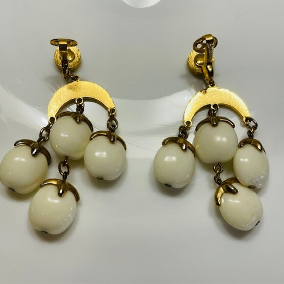 Vintage Trifari Waterfall Chandelier Dangle Clip On Earrings Goldtone/White - Picture 4 of 10